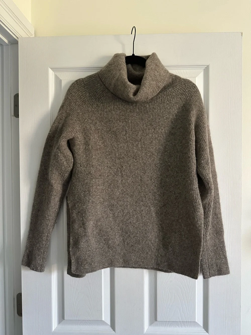 Size XS Aritzia Community Women’s Wool Yak Turtleneck Sweater Cozy Knit - Picture 2 of 7